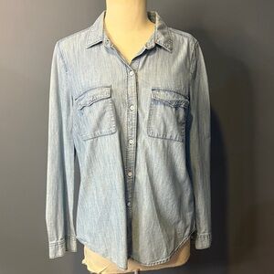 Women’s Old Navy Light Blue Denim Button-Up Shirt. Medium